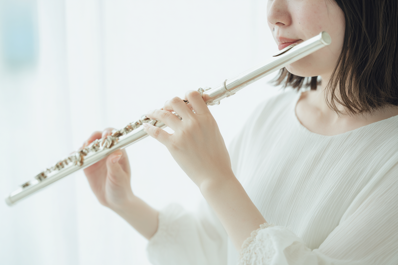 フルートを吹く様子