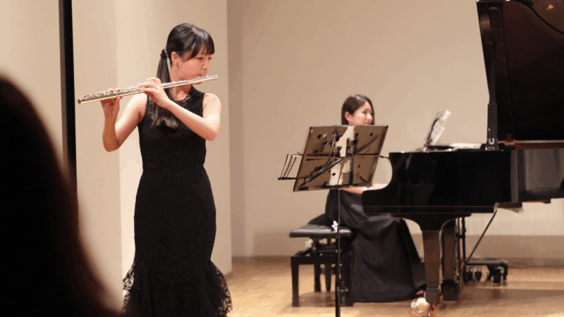 演奏会でフルートを吹く女性