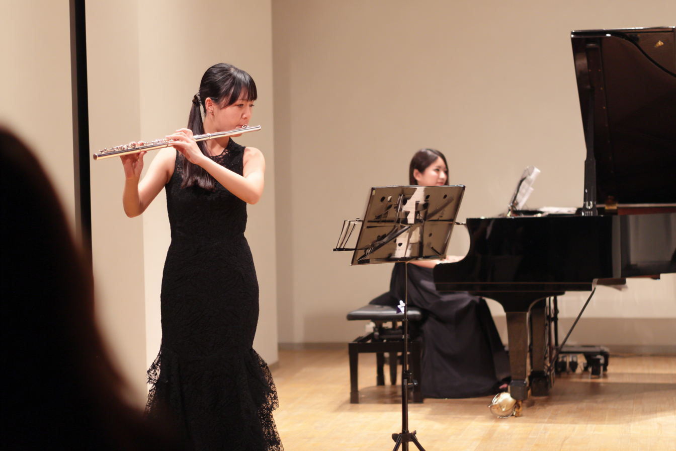 演奏会でフルートを吹く女性