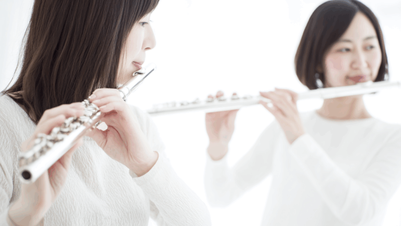 フルートを吹く女性2人