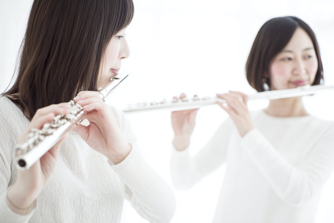 フルートを吹く女性2人