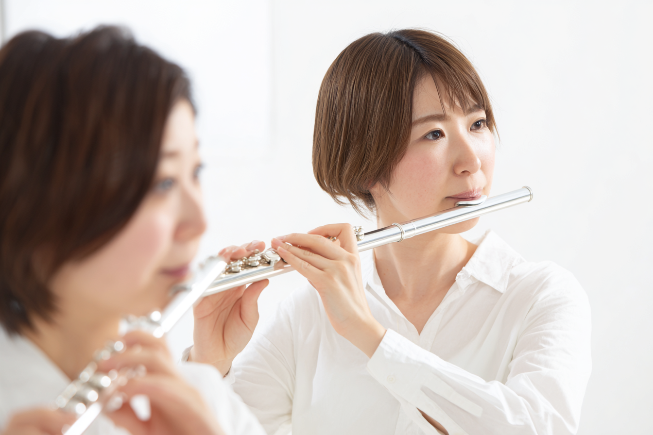 フルートを吹く女性2人