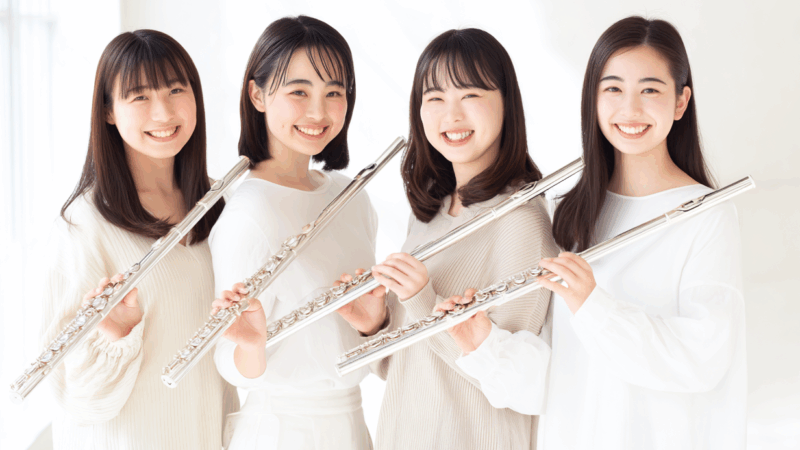 フルートを持つ女性4人