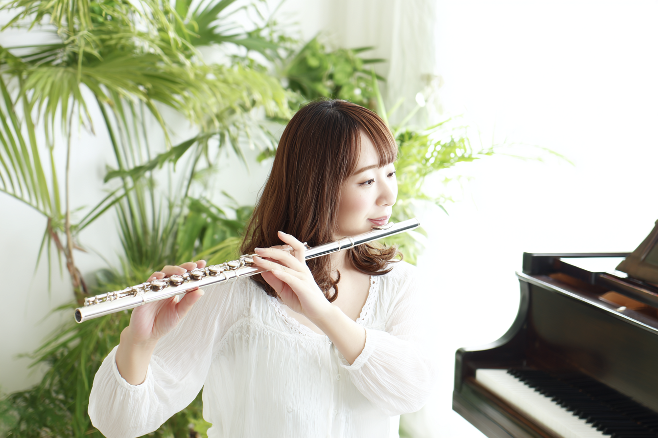 フルートを吹く女性