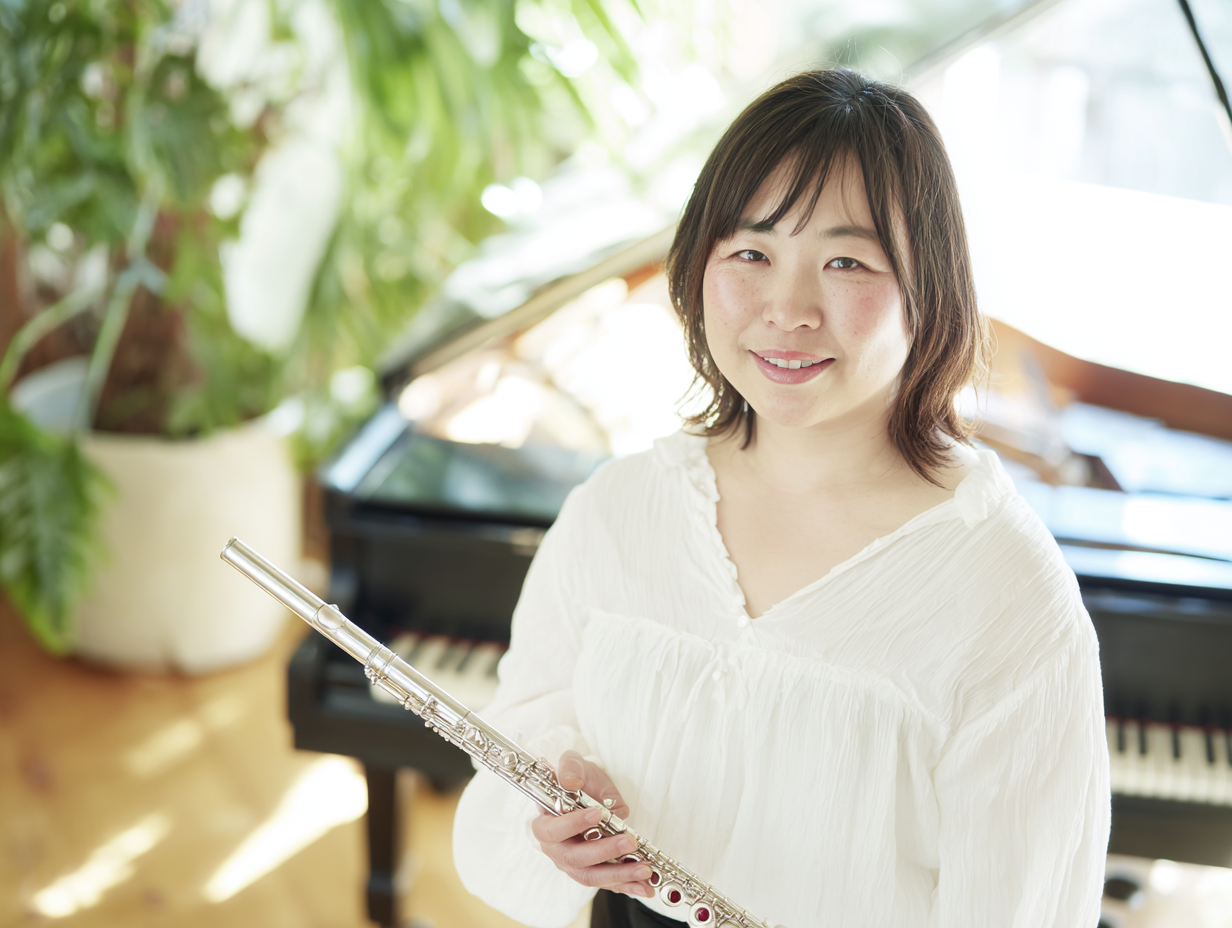 フルートを持つ女性