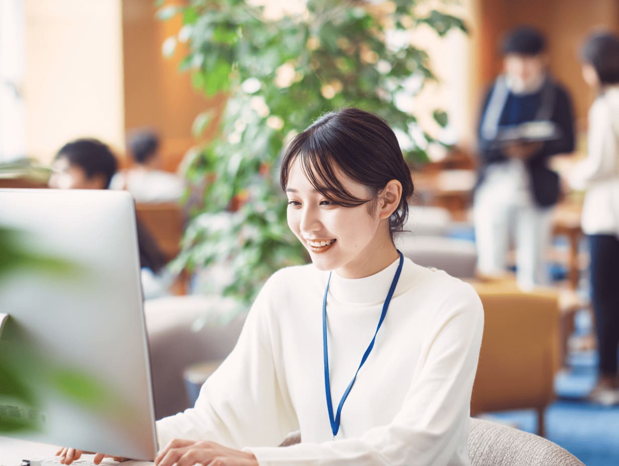 女性がパソコン作業をしている様子