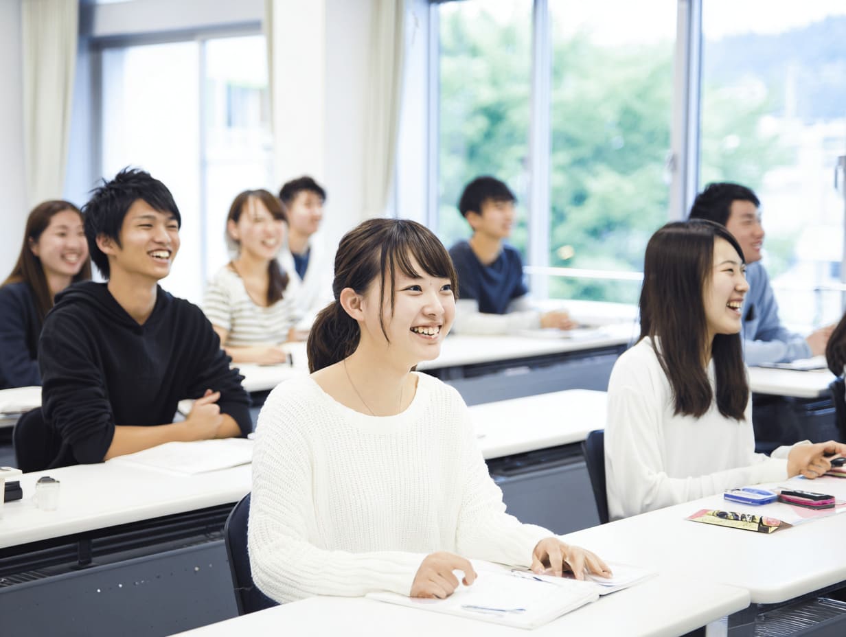 製図授業を受けている生徒の様子