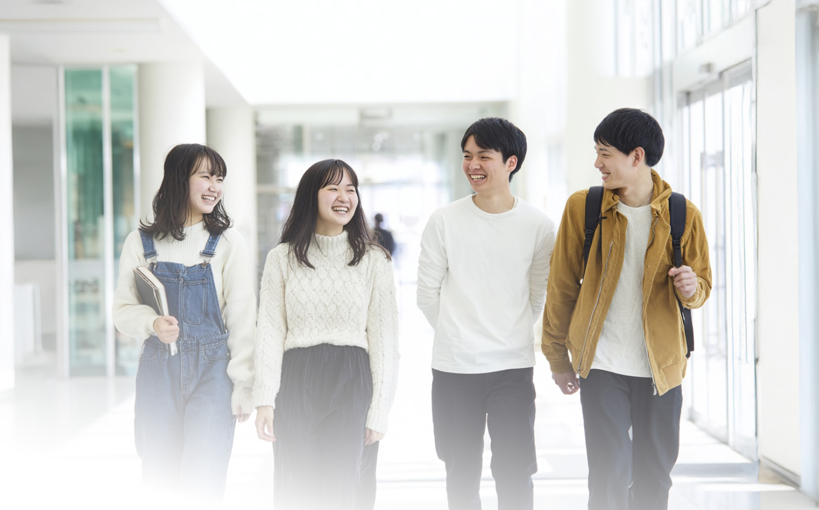 キャンパス構内を歩く生徒たち