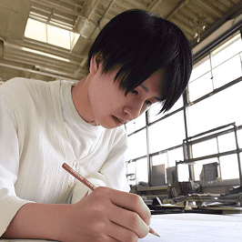 真剣に製図に取り組む男性