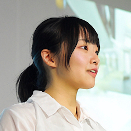 プレゼンをしている女性