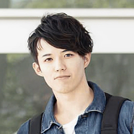 正面を向いた男性