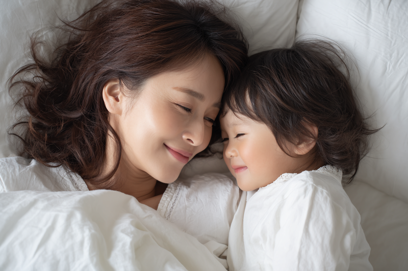 子供の寝かしつけをする女性