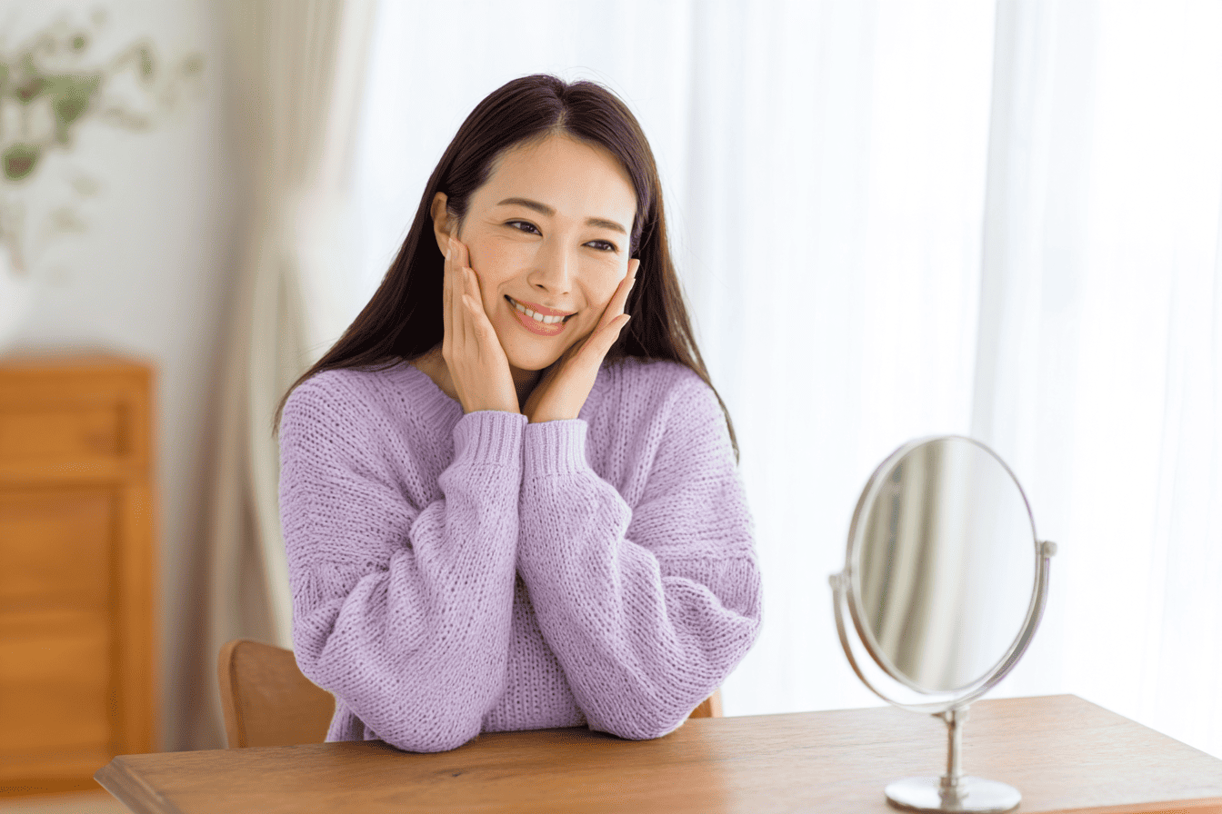 鏡を見つめる女性